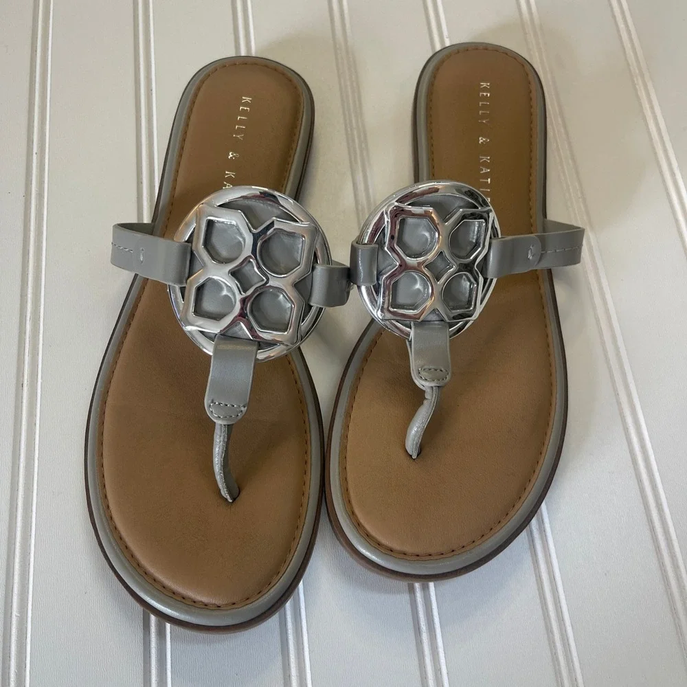 Kelly & Katie Dahlin Grey Medallion Thong Sandals Silver Accent Womens 8.5M